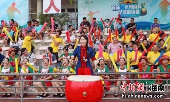 海报中，小罗伯特;唐尼与长颈鹿、鸵鸟、银背大猩猩等动物并排而立，一只金刚鹦鹉准备落在他的手臂上